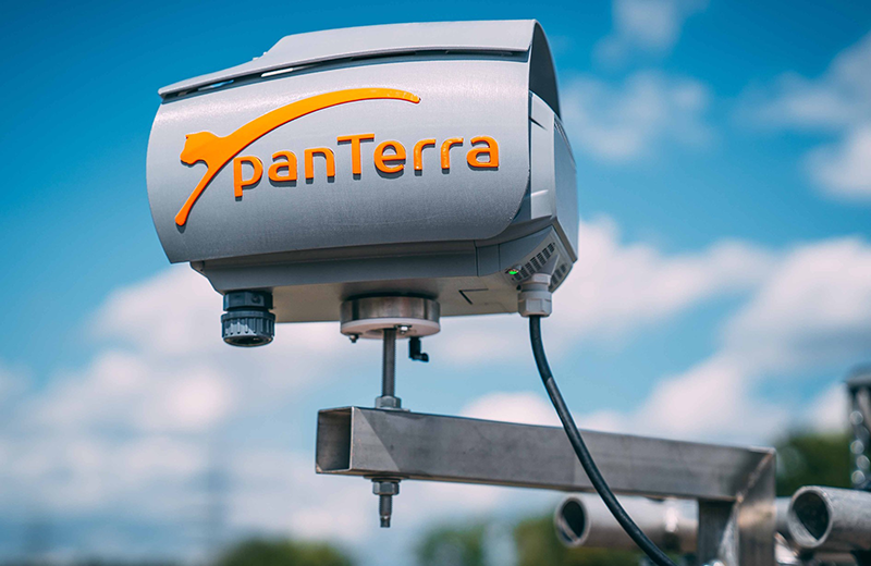 Robustes panTerra Kamerasystem für Zeitrafferaufnahmen im Außeneinsatz, wetterfestes Gehäuse mit Sonnenschutz für Baustellendokumentation.